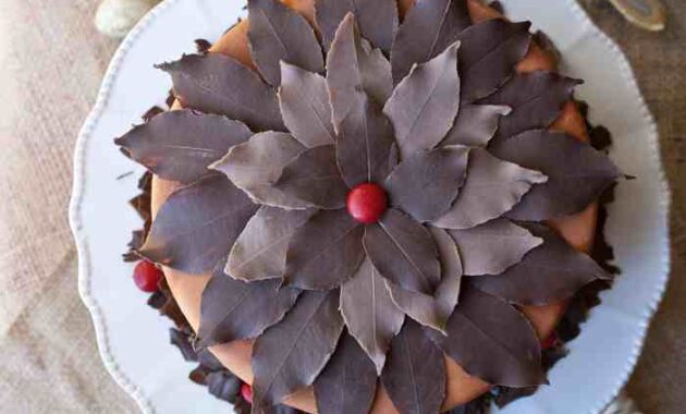 How to make chocolate leaves for cake decoration